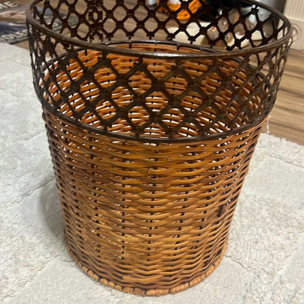 Rattan trashcan/vase 👏